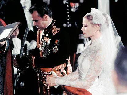 Rainiero Grimaldi y Grace Kelly el día de su boda religiosa en Mónaco.