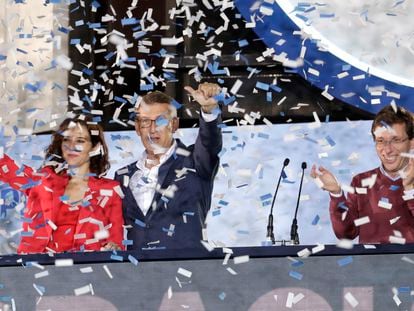 La presidenta de la Comunidad de Madrid y candidata a la reelección por el PP, Isabel Díaz Ayuso (a la izquierda), el alcalde y candidato a la reelección, José Luis Martínez -Almeida (derecha) y el presidente del partido, Alberto Núñez Feijóo, en el centro, saludan a los simpatizantes desde el balcón de la sede del PP, en Madrid.