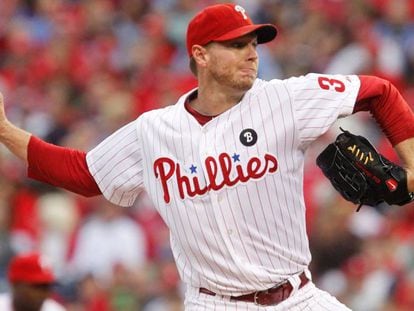 Halladay durante un partido con Philadelphia en 2011.