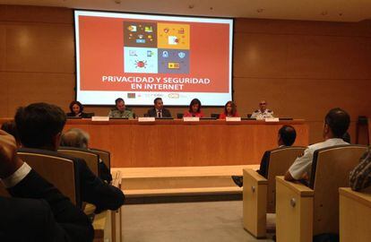 Los ponentes de la presentaci&oacute;n. De izq a dcha: Marian Perdiguero, Juan Antonio Rodr&iacute;guez, Miguel Rego, Mar Espa&ntilde;a, Teresa Robledo, Manuel Alcaide.