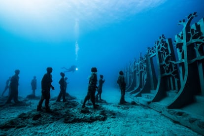 El Museo Atlántico de Lanzarote fue inaugurado oficialmente este 10 de enero y muestra 300 esculturas del artista británico Jason deCaires Taylor. Se trata de la primera propuesta de este tipo en Europa (hay otras dos, en México y las Antillas). Ocupa una superficie marina de 2.500 metros cuadrados al sur de la isla canaria, en la bahía de Las Coloradas. Las primeras esculturas fueron sumergidas en marzo de 2016, pero el proceso no había finalizado hasta finales del año pasado.