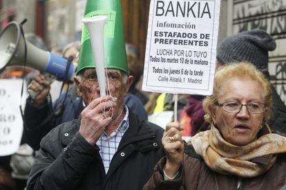 Un grupo de manifestantes protestaba ante la Audiencia Nacional durante una de las comparecencias por el caso Bankia, el pasado febrero