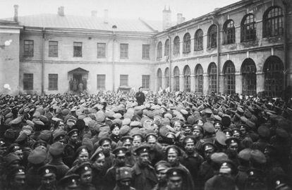 Soldados de los Regimientos de Granaderos esperan la llegada de Lenin al patio de armas cerca de los cuarteles en San Petersburgo en octubre de 1917.