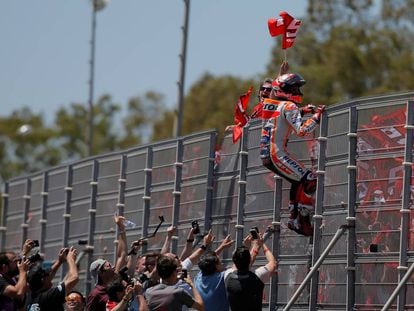 Márquez celebra la victoria con el público español.