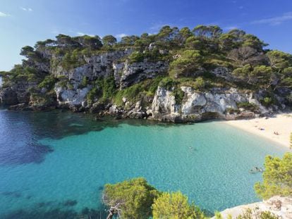 Vista de cala Macarelleta, en Menorca.