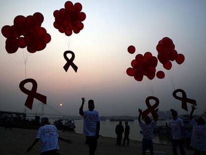 Activistas indios lanzan globos al aire con lazos rojos en Calcuta el pasado d&iacute;a mundial contra el sida.