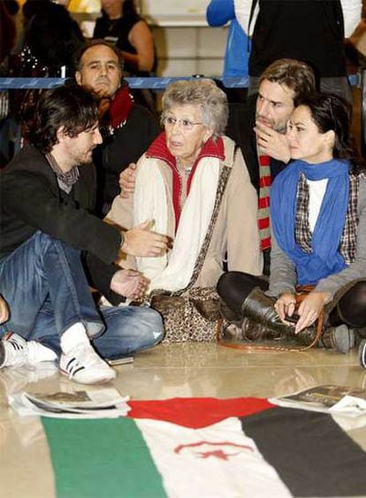 CONCENTRACIÓN EN BARAJAS. Un centenar de personas -entre ellas varios actores, en la imagen- se concentró ayer en el aeropuerto de Madrid-Barajas para exigir la vuelta de Aminetu Haidar a El Aaiún.