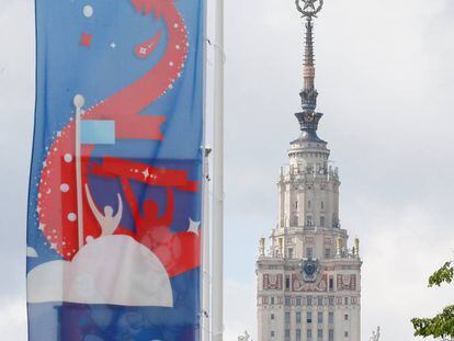 Banderolas conmemorativas del Mundial en las proximidades del estadio olímpico de Luzhnikí, en Moscú.