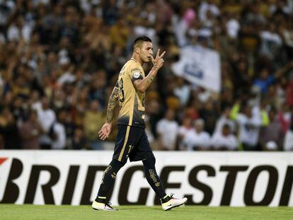 Ismael Sosa en el festejo de su segundo gol para Pumas. 