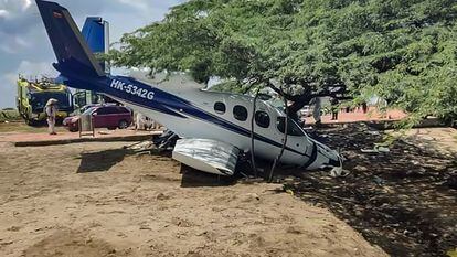 La avioneta que se salió de la pista del aeropuerto de Santa Marta durante la carrera de despegue, este 16 de octubre.