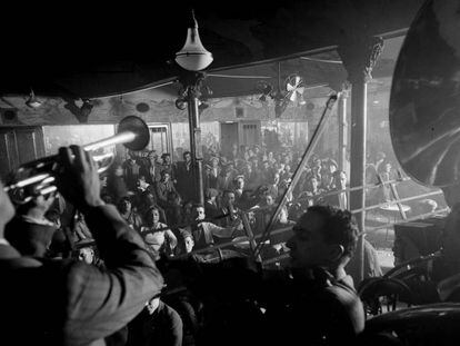 Fiesta en La Criolla, vista desde el estrado de la orquesta, en 1930.