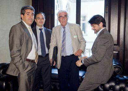 Daniel Os&agrave;car, tercero por la izquierda, extesorero de CDC y exadministrador de la fundaci&oacute;n CatDem, en el &lsquo;Parlament&rsquo;, en 2010.  