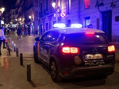 Un coche de la Policía Nacional, el 28 de marzo en Madrid.