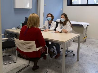 Dos profesionales atienden a una usuaria en el hospital Vall d'Hebron de Barcelona.