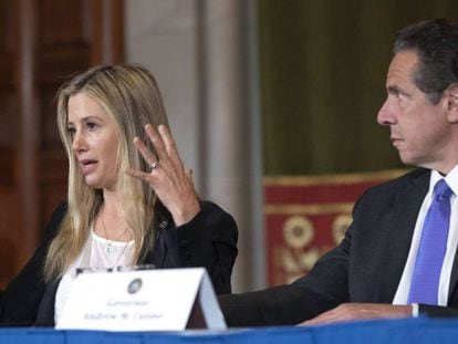 Mira Sorvino, junto al gobernador del Estado de Nueva York, Andrew Cuomo, este miércoles. En vídeo, declaraciones de la actriz y activista de TimesUp.