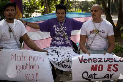 Los activistas por los derechos trans, Koddy, Paúl y Johan frente a la Defensoría del Pueblo en Caracas.