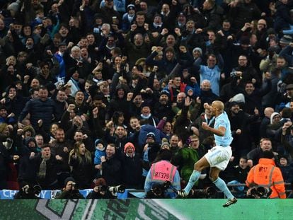 Vincent Kompany con la afición del Manchester City el segundo gol de la final.