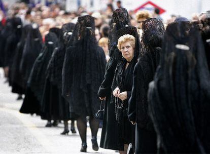 Un momento de la procesión de la Soledad, que recorrió ayer el centro de la ciudad.