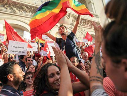 Celebración de una manifestación en favor de la igualdad de género en Túnez. En el centro, un hombre ondea una bandera LGTBIQ.