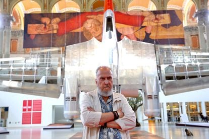 El artista Francesc Torres, ante el bombardero que ha colgado en la sala oval del MNAC.