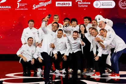 Tots els cuiners que tenen tres estrelles Michelin a l'escenari al final de la gala a Barcelona.