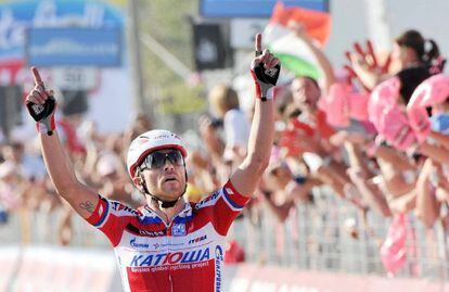 El ciclista italiano Luca Paolini levanta sus brazos tras cruzar la línea de meta.