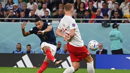 Mbappé dispara a puerta ante la oposición de un jugador de Polonia durante el encuentro disputado por ambas selecciones el pasado diciembre en el Mundial de Qatar.
