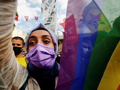 Una manifestante con la bandera arcoíris en una protesta contra un ataque a una oficina del Partido Democrático de los Pueblos, en Estambul, en junio de 2021.