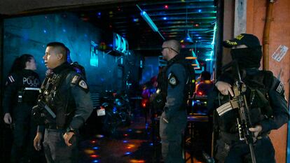 Policías en un punto de control establecido en la zona de discotecas de San José (Costa Rica), el 18 de agosto.