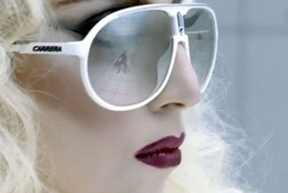 Ejemplo de publicidad inserta en videoclips: arriba, Lady Gaga luce unas gafas de Carrera.
