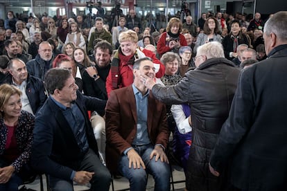 El secretario general del PSOE y presidente del Gobierno, Pedro Sánchez (centro), acompañado por candidato a la Presidencia de la Xunta, José Ramón Gómez Besteiro (izquierda), recibe el cariño de los simpatizantes durante un acto de campaña celebrado en San Cibrao das Viñas (Ourense), el 3 de febrero.
