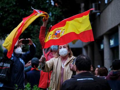 Una mujer ondea la bandera de España durante una concentración de protesta en la calle Núñez de Balboa de Madrid, en mayo de 2020.