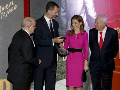 De izquierda a derecha, el presidente del Miami, Eduardo J. Padrón, los Príncipes de Asturias y el ministro de exteriores, José Manuel García Margallo visitan el pabellón de España.