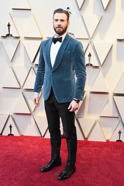 Chris Evans, conocido por su papel en Capitán América o Los vengadores, rompió con el negro con una americana de terciopelo azul de Salvatore Ferragamo.