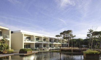 Onyria Marinha Edition Hotel & Thalasso, Cascais, Portugal. Las habitaciones cuentan con terrazas con vistas al Atlántico y a la sierra de Sintra. El spa Thalasso, de 750 metros cuadrados, ofrece piscinas de hidroterapia y tratamientos de masaje orgánico.