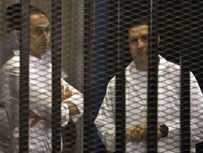 Gamal, izquierda, y Alaa Mubarak, durante el juicio en 2013.