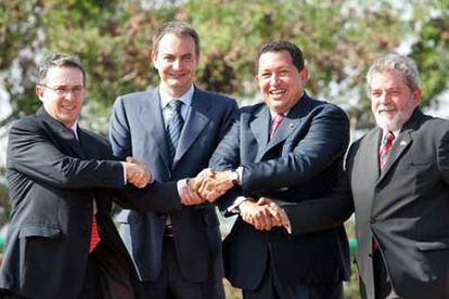 De izquierda a derecha, Uribe, Zapatero, Chávez y Lula da Silva, ayer en la cumbre celebrada en Ciudad Guayana.