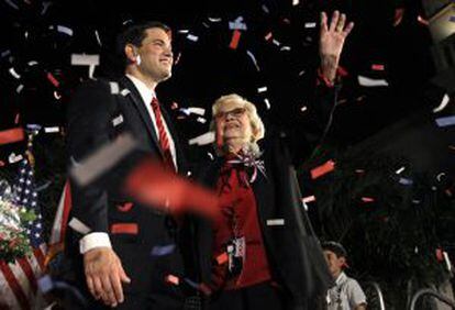 Marco Rubio, tras ganar en las elecciones para el Senado en noviembre de 2010, junto a su madre, Oria Rubio.