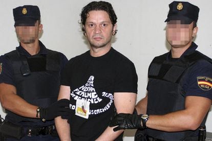 El montenegrino Rifat Hadziahmetovic, miembro de la banda de atracadores The Pink Panther Gang, ha sido extraditado a Japón, donde es uno de los fugitivos más buscados tras robar una tiara de dos millones de euros.