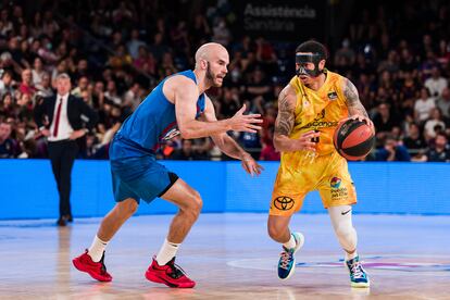 El jugador del Gran Canaria, Aj Slaughter, se enfrenta a Nick Calathes del F.C. Barcelona en el primer partido del cruce de cuartos del 'playoff' por el título de la Liga Endesa el viernes 27 de mayo.