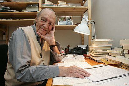El académico de la Española Claudio Guillén, en su estudio de Madrid (2004).