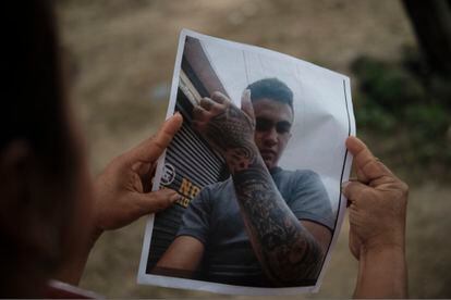 Rosa Reyes de Arévalo sostiene una foto de su hijo unico Jhaylander Raúl Arévalo desaparecido en una trocha en la frontera entre Colombia y Venezuela. 28/03/2023
