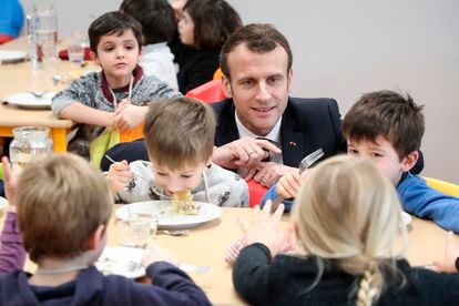 El presidente francés, Emmanuel Macron, en un comedor escolar en Saint-Sozy, en el suroeste de Francia, en enero de 2019.