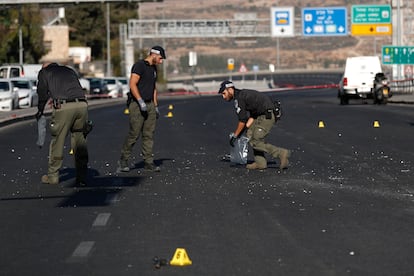 Miembros de las fuerzas de seguridad israelíes recogen pruebas junto a una de las paradas de autobús, este miércoles en Jerusalén.