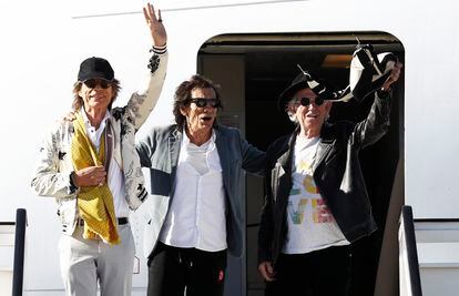 De izquierda a derecha, Mick Jagger, Ronnie Wood y Keith Richards, a su llegada al aeropuerto de Barajas (Madrid), este jueves.