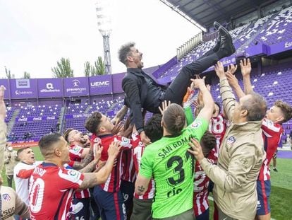 Diego Pablo Simeone, manteado por sus jugadores tras la conquista del título liguero
LALIGA
22/05/2021