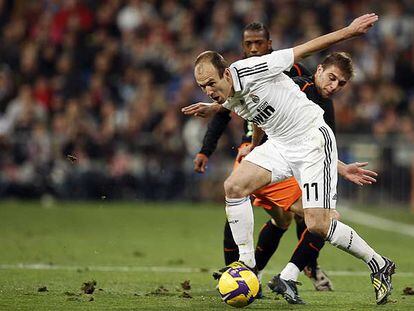 Robben se lleva el balón ante Joaquín, con Fernandes al quite.