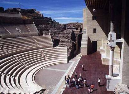 Imagen actual de las gradas del teatro de Sagunto, que deberán levantarse, y del escenario.