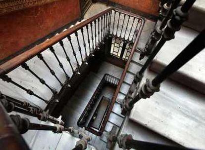 Escalera del edificio donde se ha rodado 'Rec', en la Rambla de Catalunya de Barcelona.