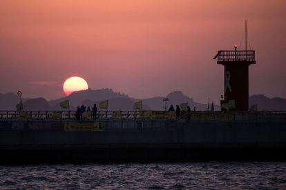 Vista del muelle del puerto de Paengmok adornado con homenajes a las víctmas del accidente del ferri Sewol, en la isla de Jindo (Corea de Sur).